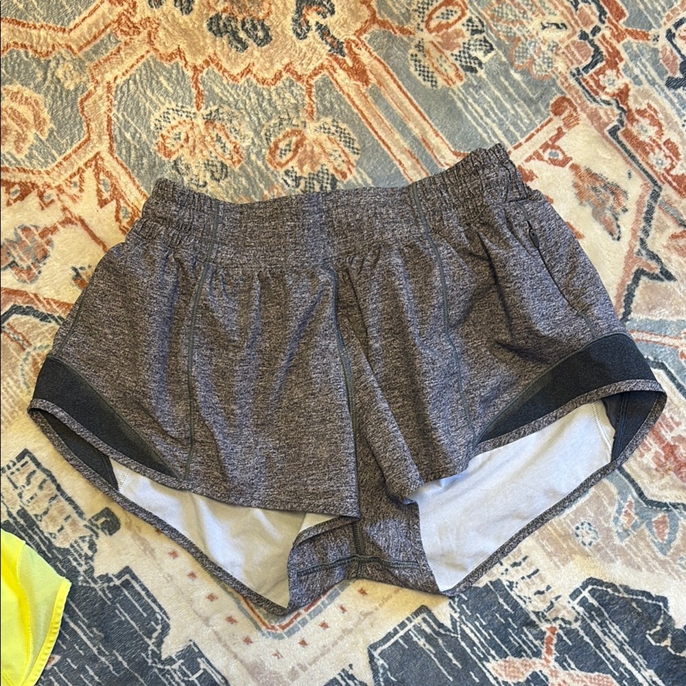 Lululemon hotty hot shorts, low rise 2.5”